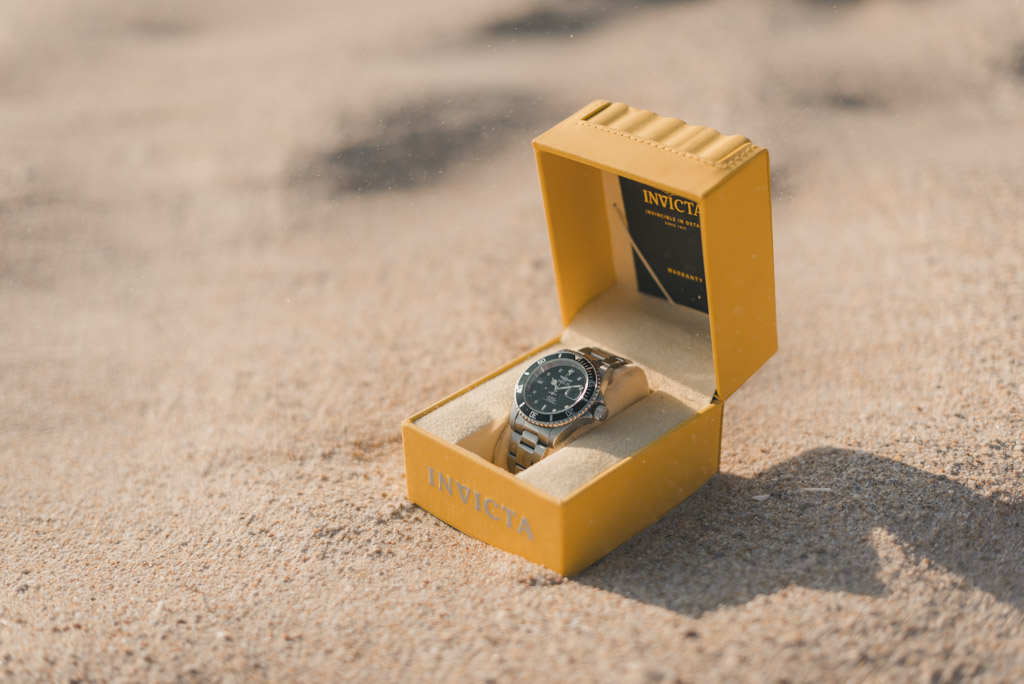 klocka i ask klocka i gul ask